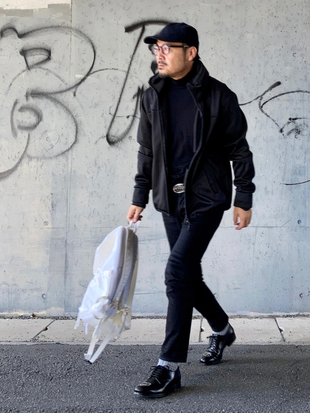 ブラック系のジャケット/アウター、ブラック系のデニムパンツ、ブラック系のドレスシューズを着用したメンズの秋コーディネートの3枚目の写真