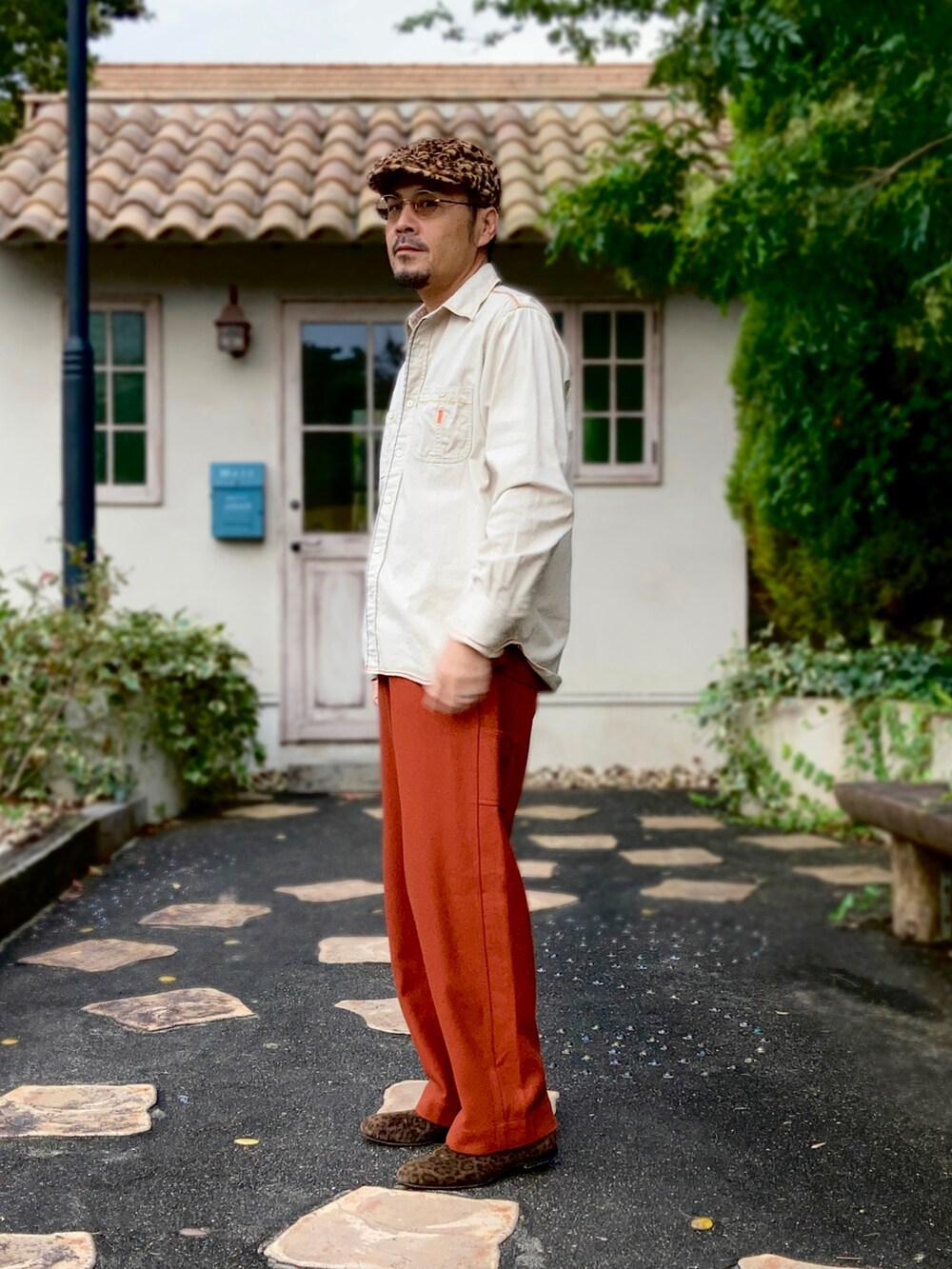 ベージュ系のシャツ/ブラウス、オレンジ系のカーゴパンツ、ブラウン系のスリッポンを着用したメンズの秋コーディネートの4枚目の写真