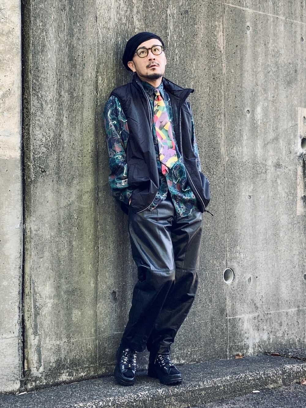 ブラック系のベスト、グリーン系のシャツ/ブラウス、ブラック系のその他パンツを着用したメンズの春コーディネートの3枚目の写真