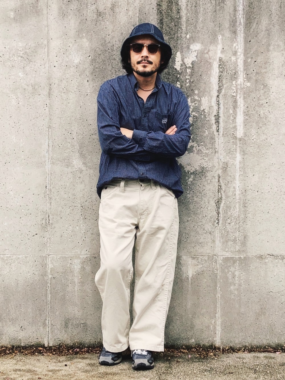 ブラック系のスニーカー、ブルー系のシャツ/ブラウス、ホワイト系のデニムパンツを着用したメンズの秋コーディネートの2枚目の写真