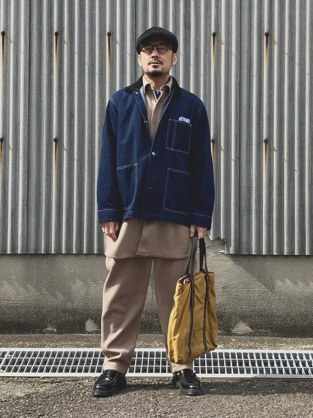 ブルー系のデニムジャケット、ベージュ系のシャツ/ブラウス、ベージュ系のスウェットパンツを着用したメンズの春コーディネートの5枚目の写真