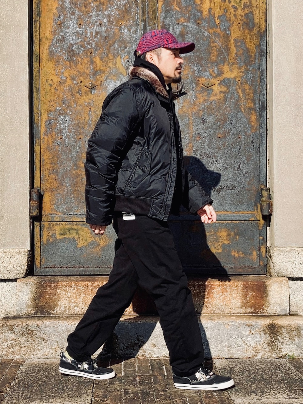 ブラック系のパーカー、ブラック系のダウンジャケット/コート、ブラック系のパンツを着用したメンズの冬コーディネートの3枚目の写真