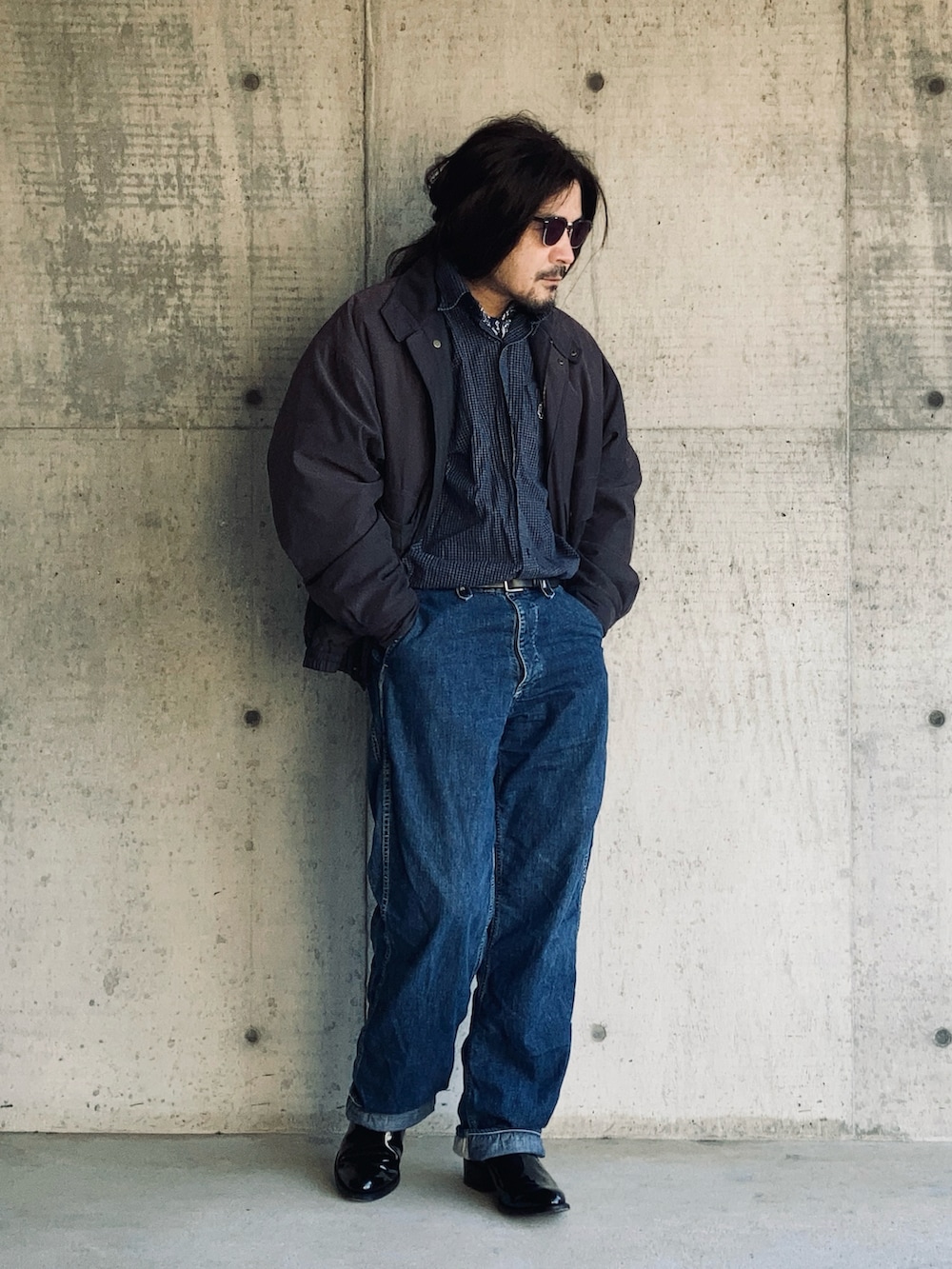 ブルー系のデニムパンツ、ブルー系のシャツ/ブラウス、グレー系のブルゾンを着用したメンズの春コーディネートの3枚目の写真