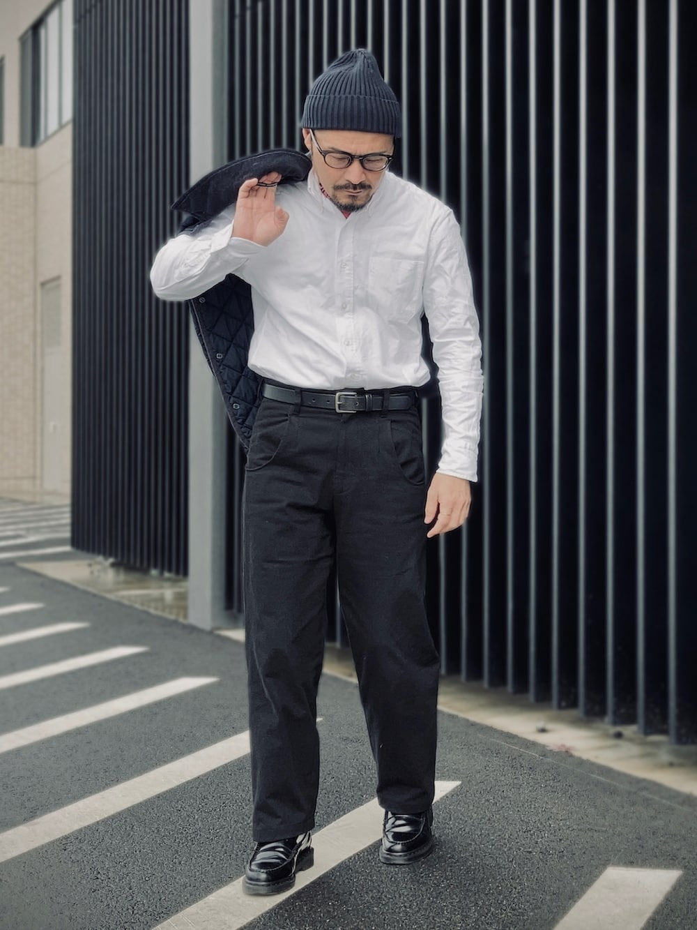 ホワイト系のシャツ/ブラウス、ブルー系のその他アウター、ブラック系のパンツを着用したメンズの冬コーディネートの3枚目の写真