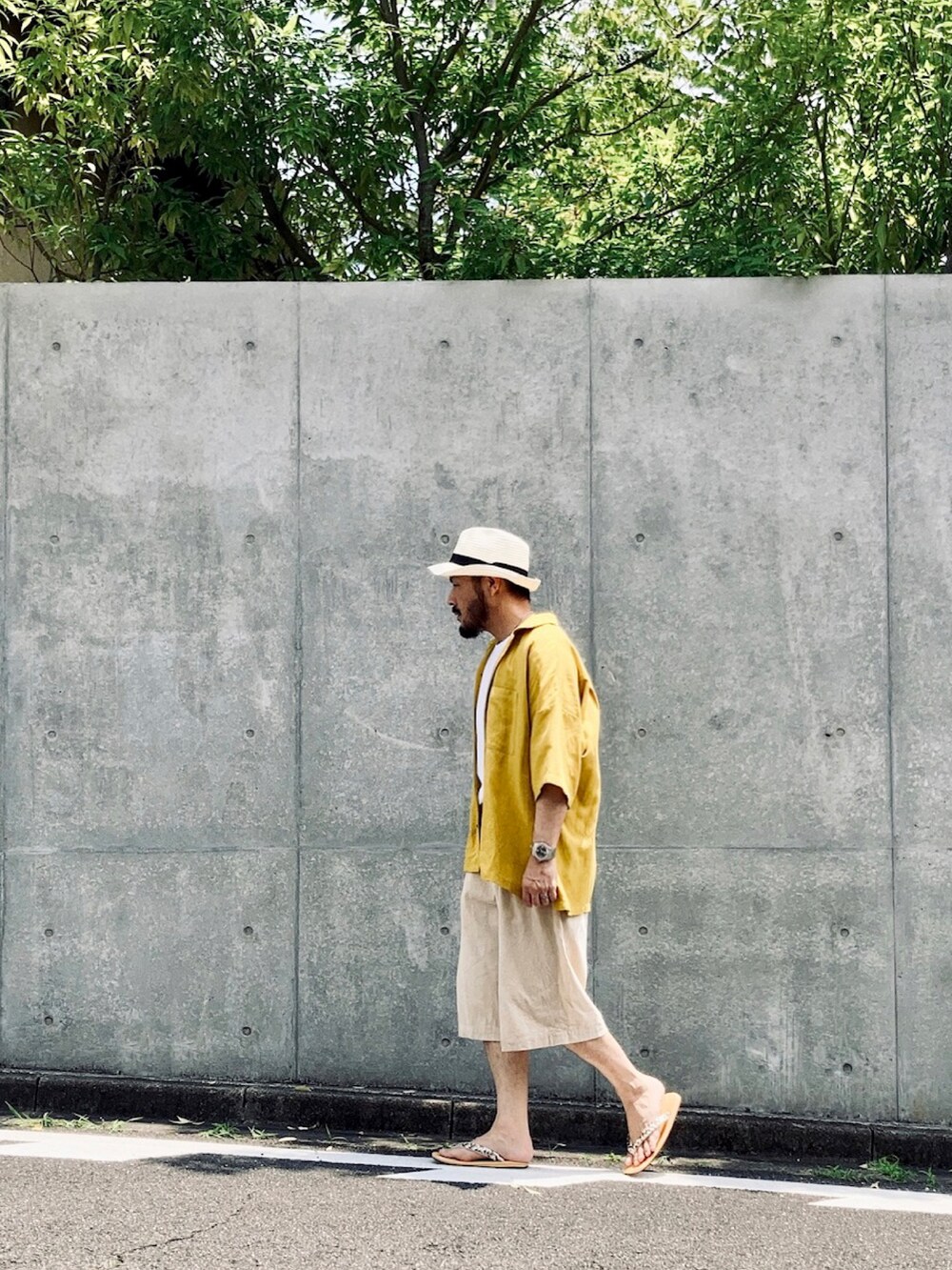 イエロー系のシャツ/ブラウス、ベージュ系のその他パンツ、ベージュ系のサンダルを着用したメンズの夏コーディネートの3枚目の写真