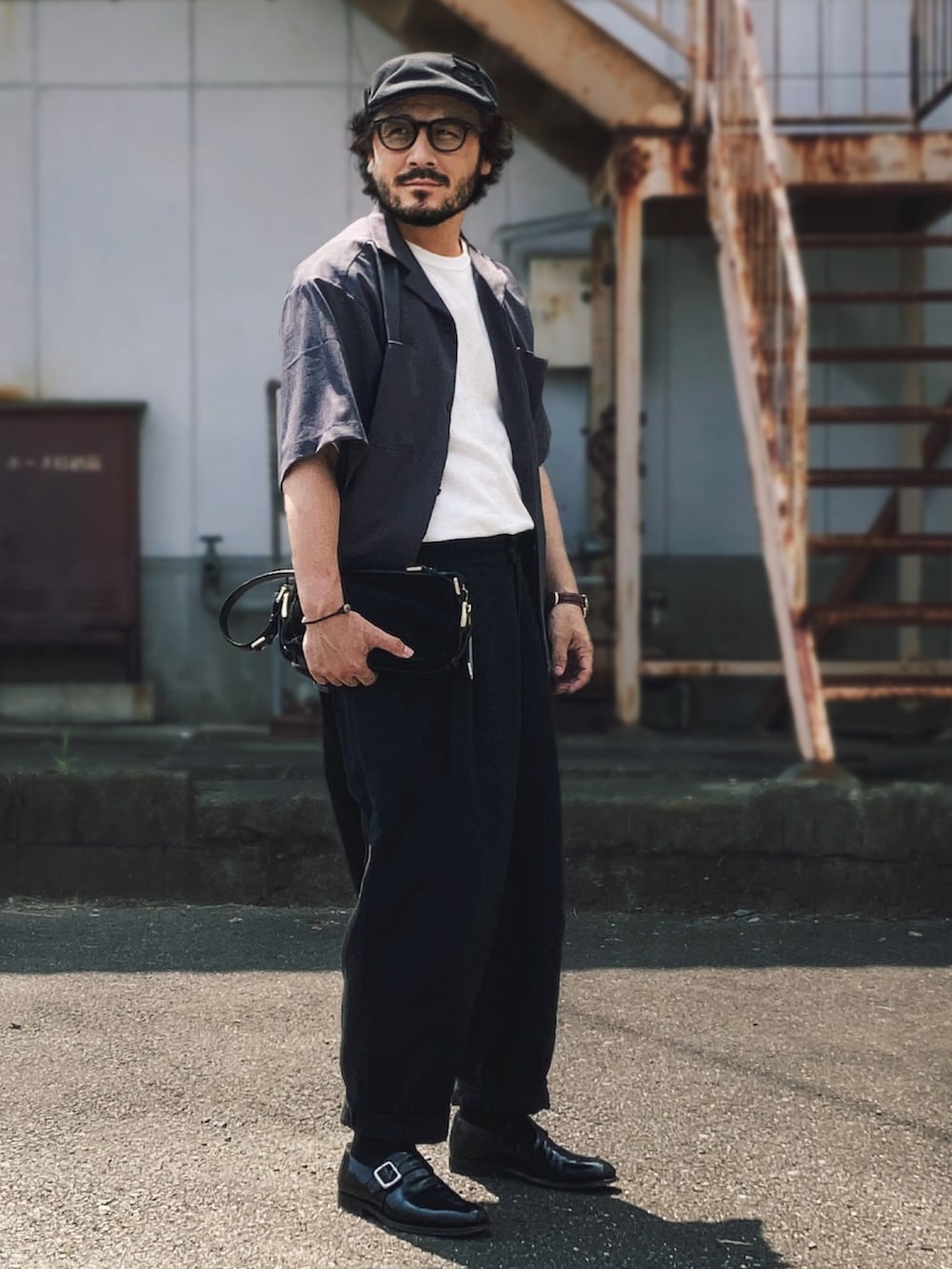 ブラック系のドレスシューズ、グレー系のシャツ/ブラウス、ホワイト系のTシャツ/カットソーを着用したメンズの夏コーディネートの3枚目の写真