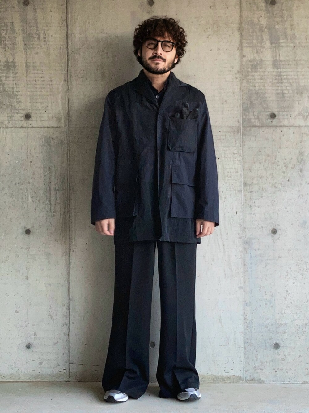 ブラック系のナイロンジャケット、ブラック系のシャツ/ブラウス、ブラック系のスラックスを着用したメンズの冬コーディネートの4枚目の写真