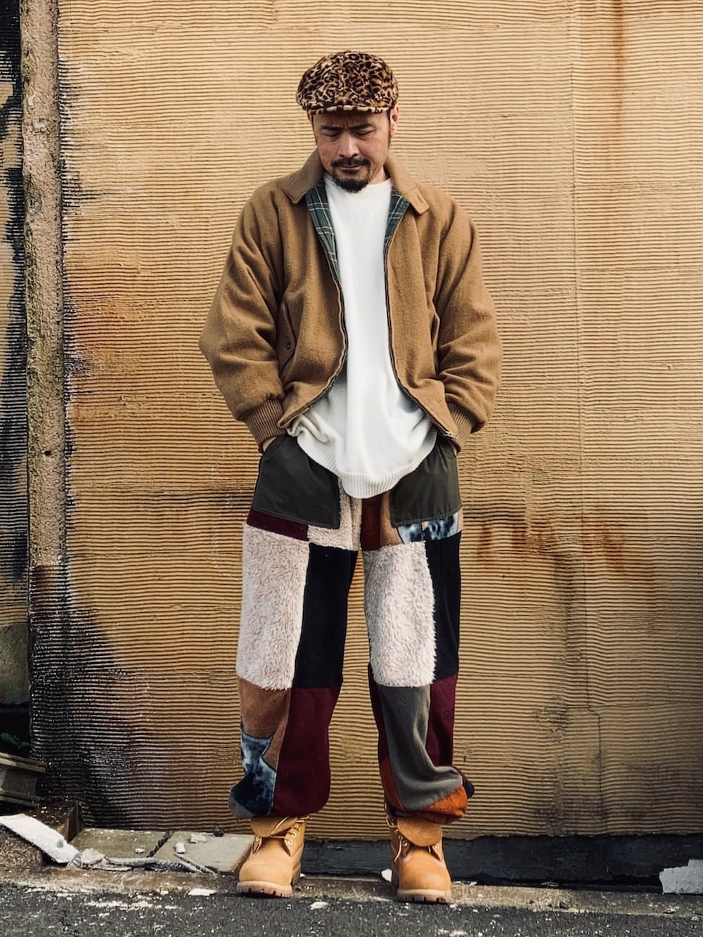 その他のニット/セーター、ブラウン系のブルゾン、その他のスウェットパンツを着用したメンズの冬コーディネートの2枚目の写真