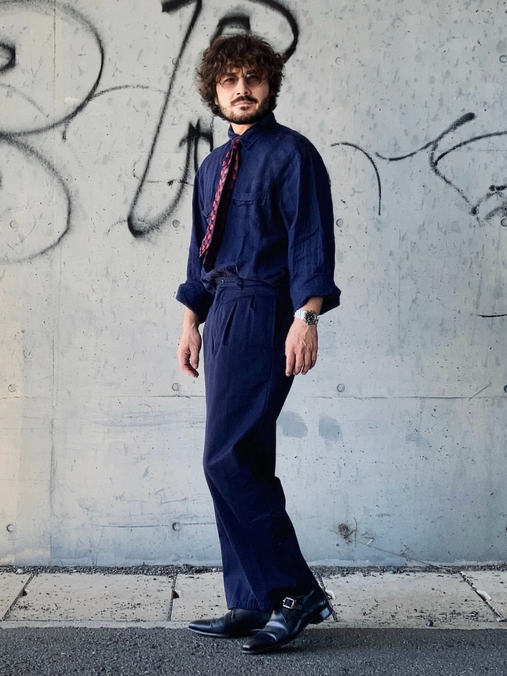 ブルー系のシャツ/ブラウス、ブルー系のチノパンツ、ブルー系のドレスシューズを着用したメンズの秋コーディネートの2枚目の写真