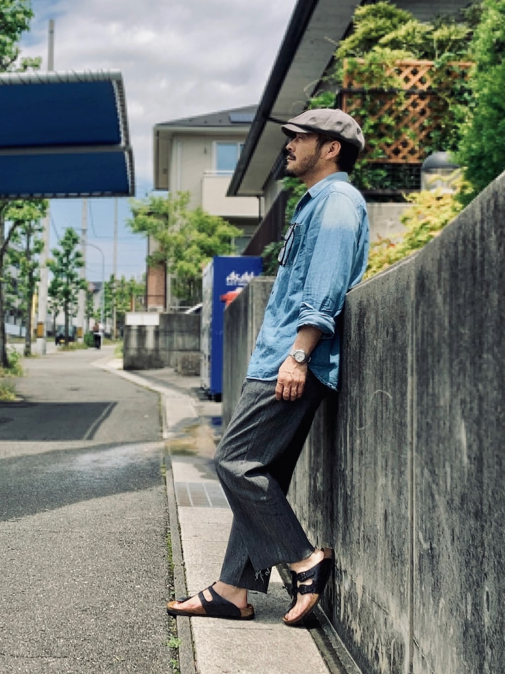 ブルー系のシャツ/ブラウス、グレー系のデニムパンツ、ブラック系のサンダルを着用したメンズの春コーディネートの2枚目の写真