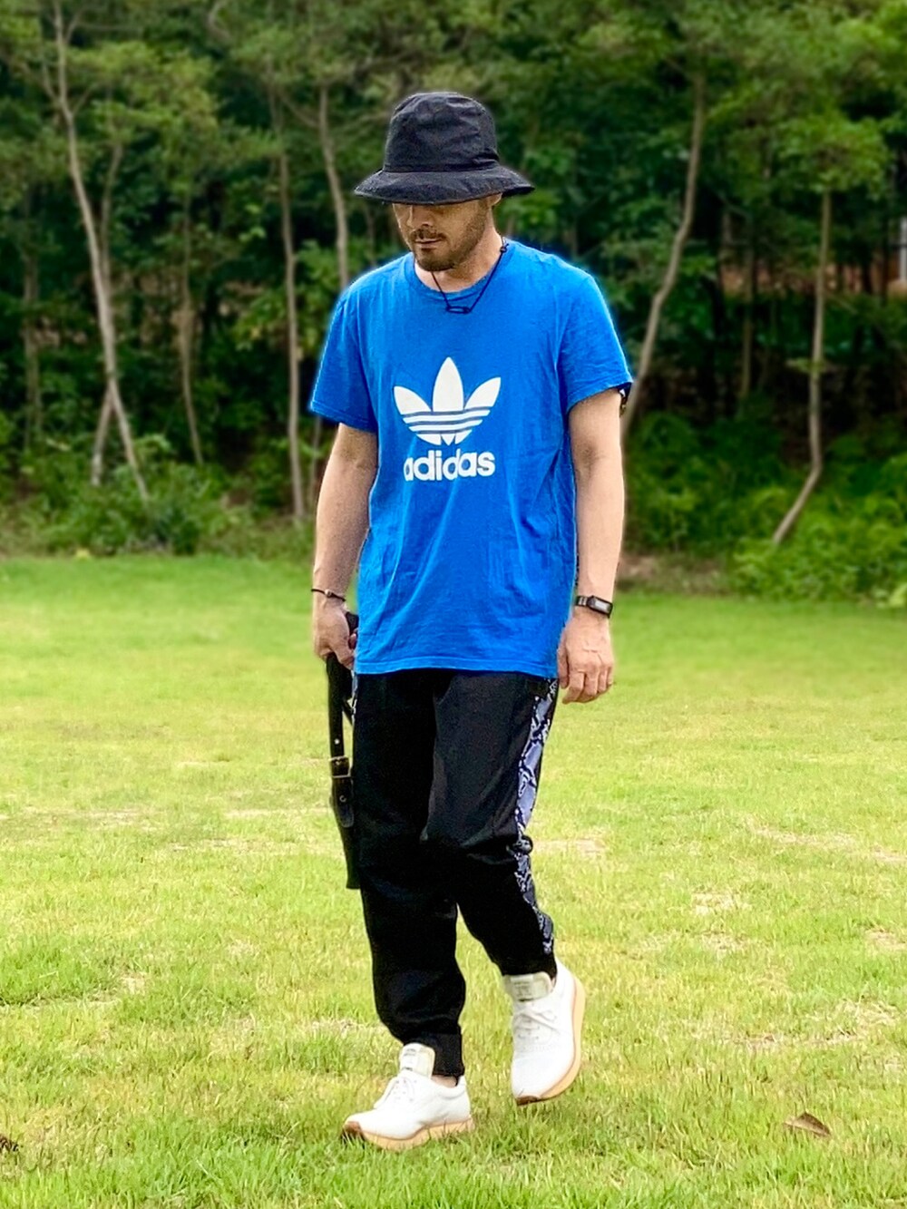 ブルー系のTシャツ/カットソー、ブラック系のスウェットパンツ、ホワイト系のスニーカーを着用したメンズの夏コーディネートの2枚目の写真