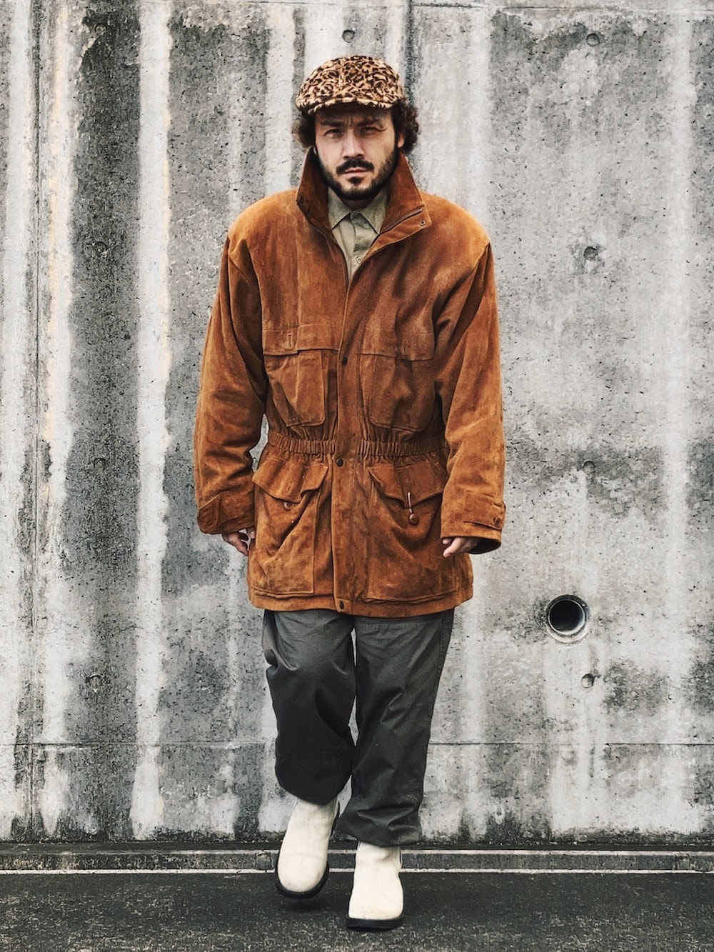 ブラウン系のその他アウター、グリーン系のその他パンツ、ベージュ系のブーツを着用したメンズの秋コーディネートの3枚目の写真