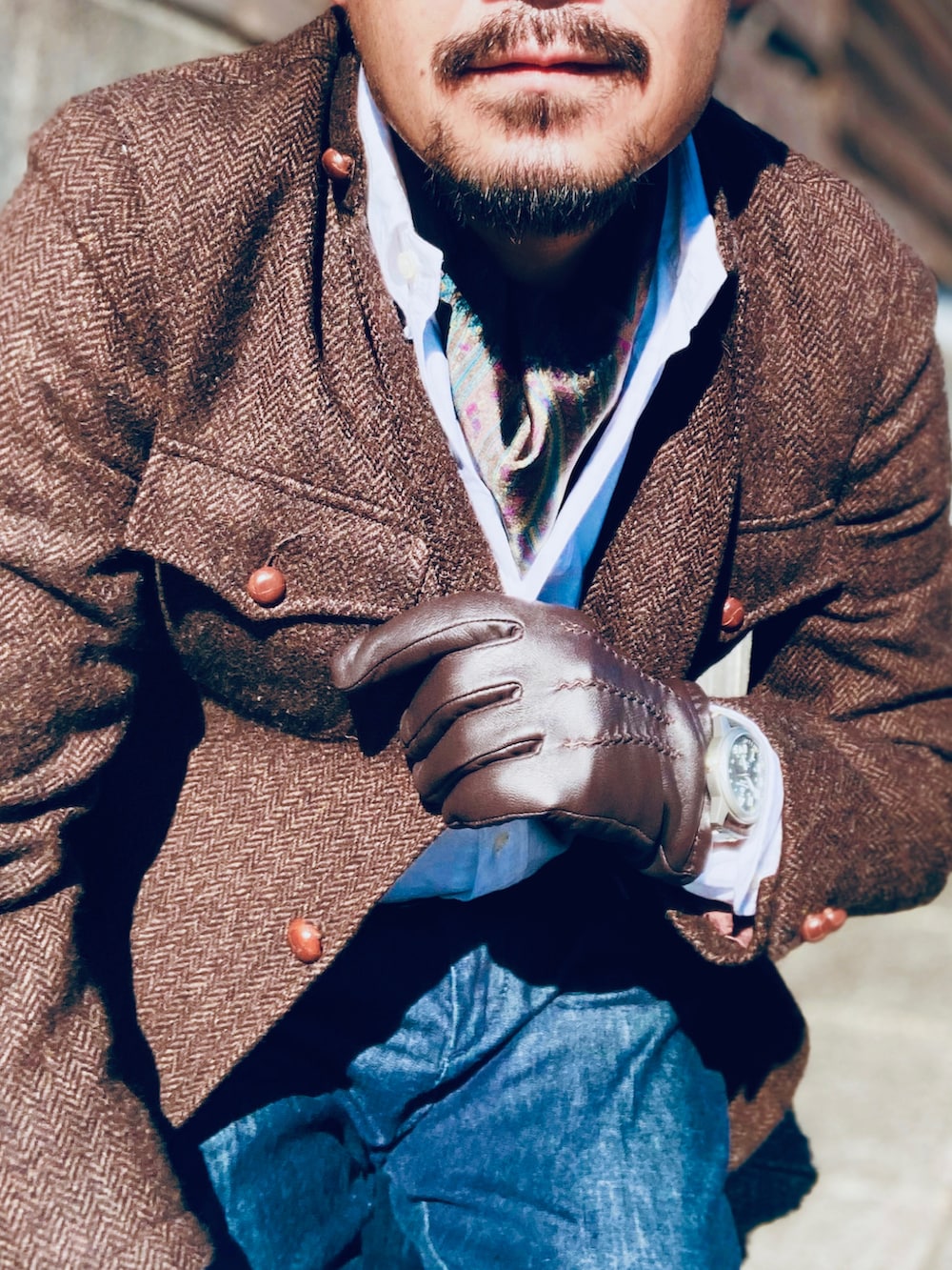 ホワイト系のシャツ/ブラウス、ブラウン系のテーラードジャケット、ブルー系のデニムパンツを着用したメンズの冬コーディネートの5枚目の写真