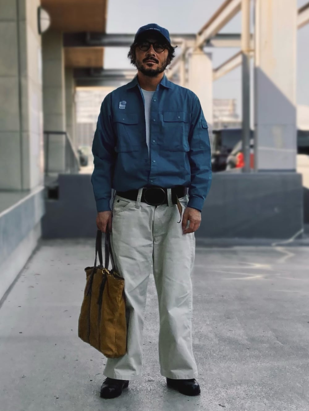 ブルー系のシャツ/ブラウス、ホワイト系のデニムパンツ、ブラック系のその他シューズを着用したメンズの春コーディネートの3枚目の写真