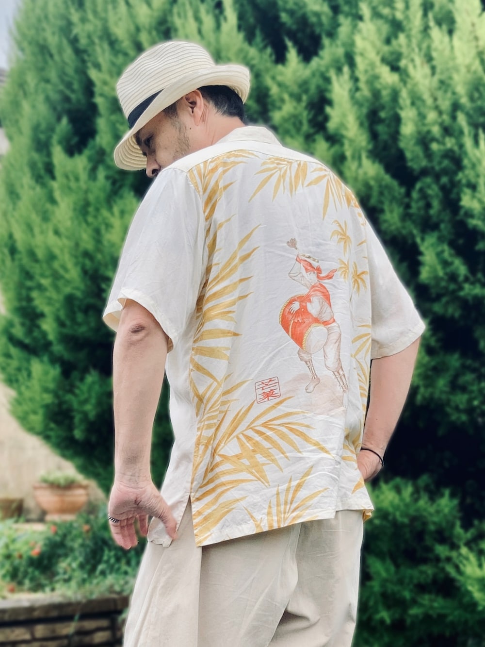 ベージュ系のシャツ/ブラウス、ベージュ系のその他パンツ、ベージュ系のその他シューズを着用したメンズの夏コーディネートの3枚目の写真