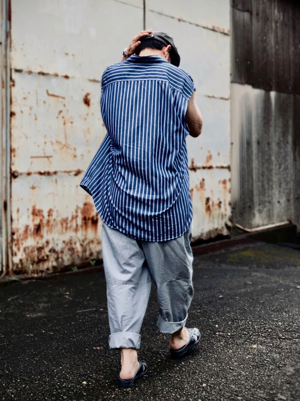 ブルー系のタンクトップ、ブルー系のシャツ/ブラウス、グレー系のパンツを着用したメンズの夏コーディネートの5枚目の写真