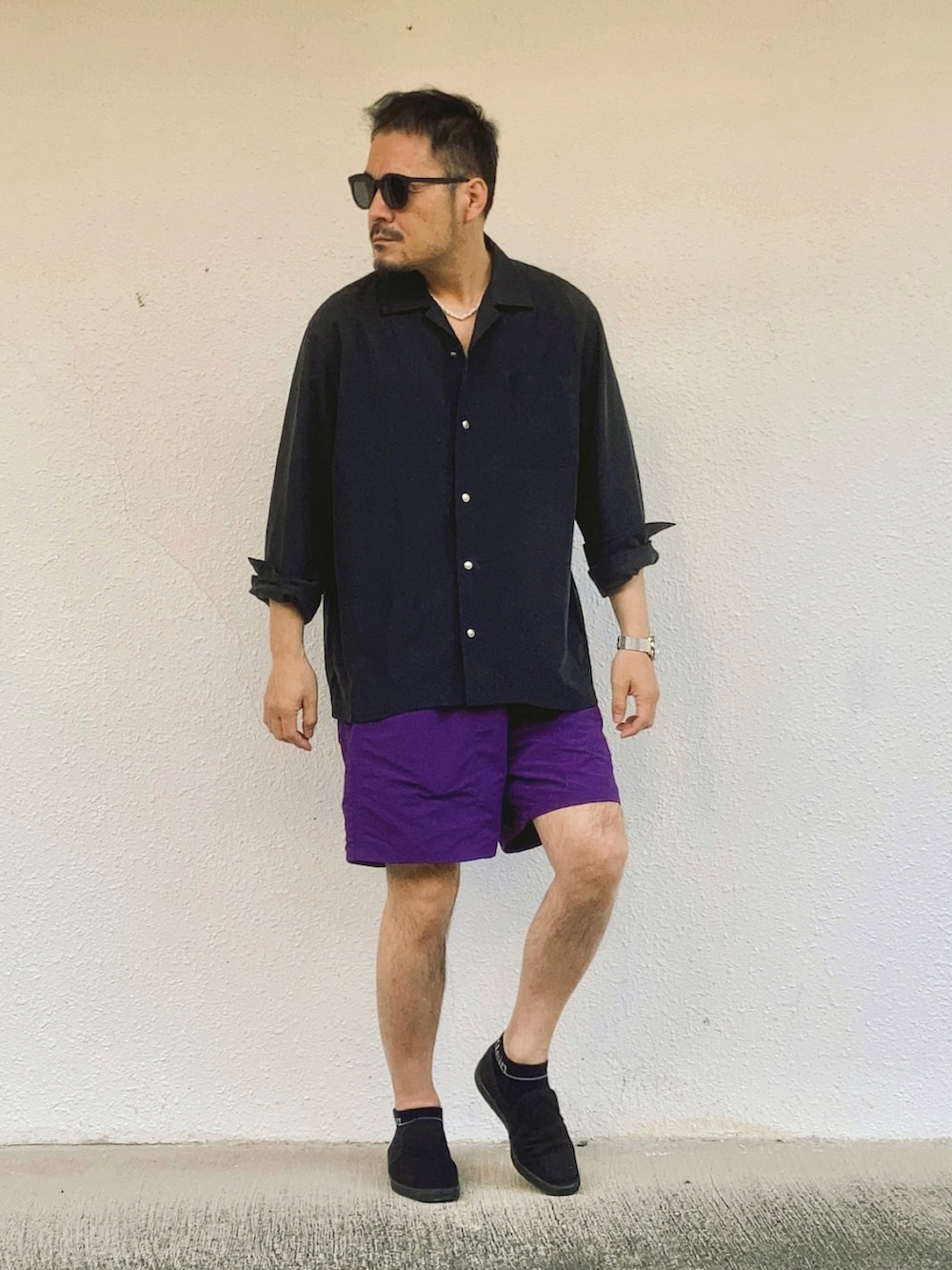 ブラック系のシャツ/ブラウス、パープル系のその他パンツ、ブラック系のスリッポンを着用したメンズの春コーディネートの2枚目の写真