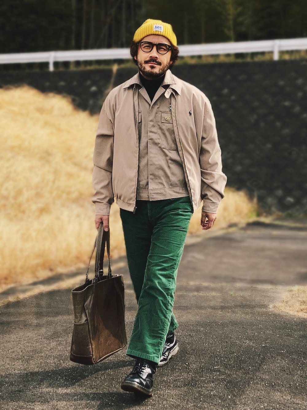 ベージュ系のブルゾン、ベージュ系のその他アウター、グリーン系のその他パンツを着用したメンズの春コーディネートの3枚目の写真