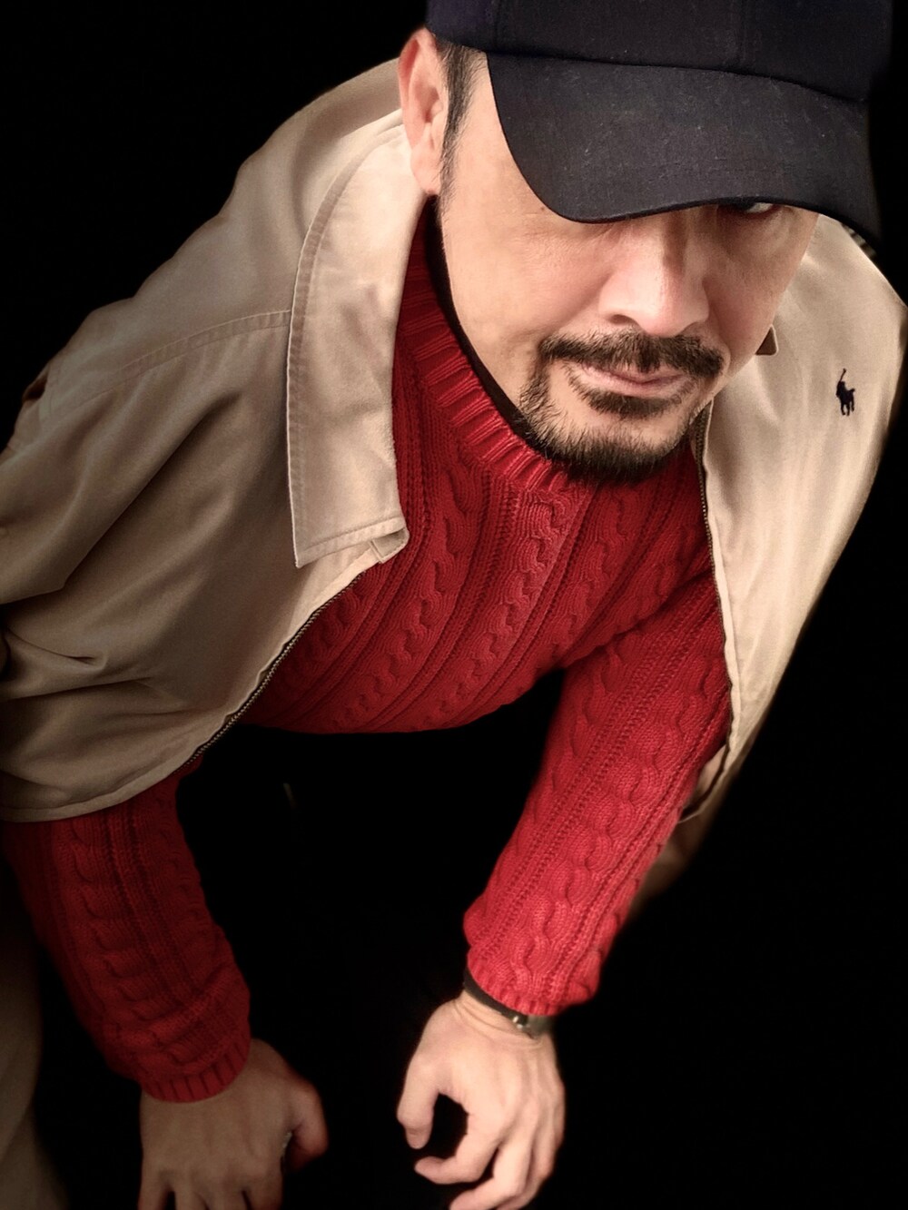 ブラック系のポロシャツ、レッド系のニット/セーター、ベージュ系のブルゾンを着用したメンズの冬コーディネートの5枚目の写真