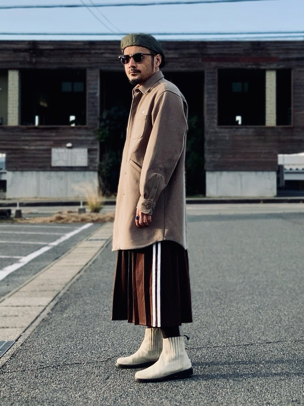 ブラウン系のスカート、ベージュ系のシャツ/ブラウス、ベージュ系のブーツを着用したメンズの冬コーディネートの3枚目の写真