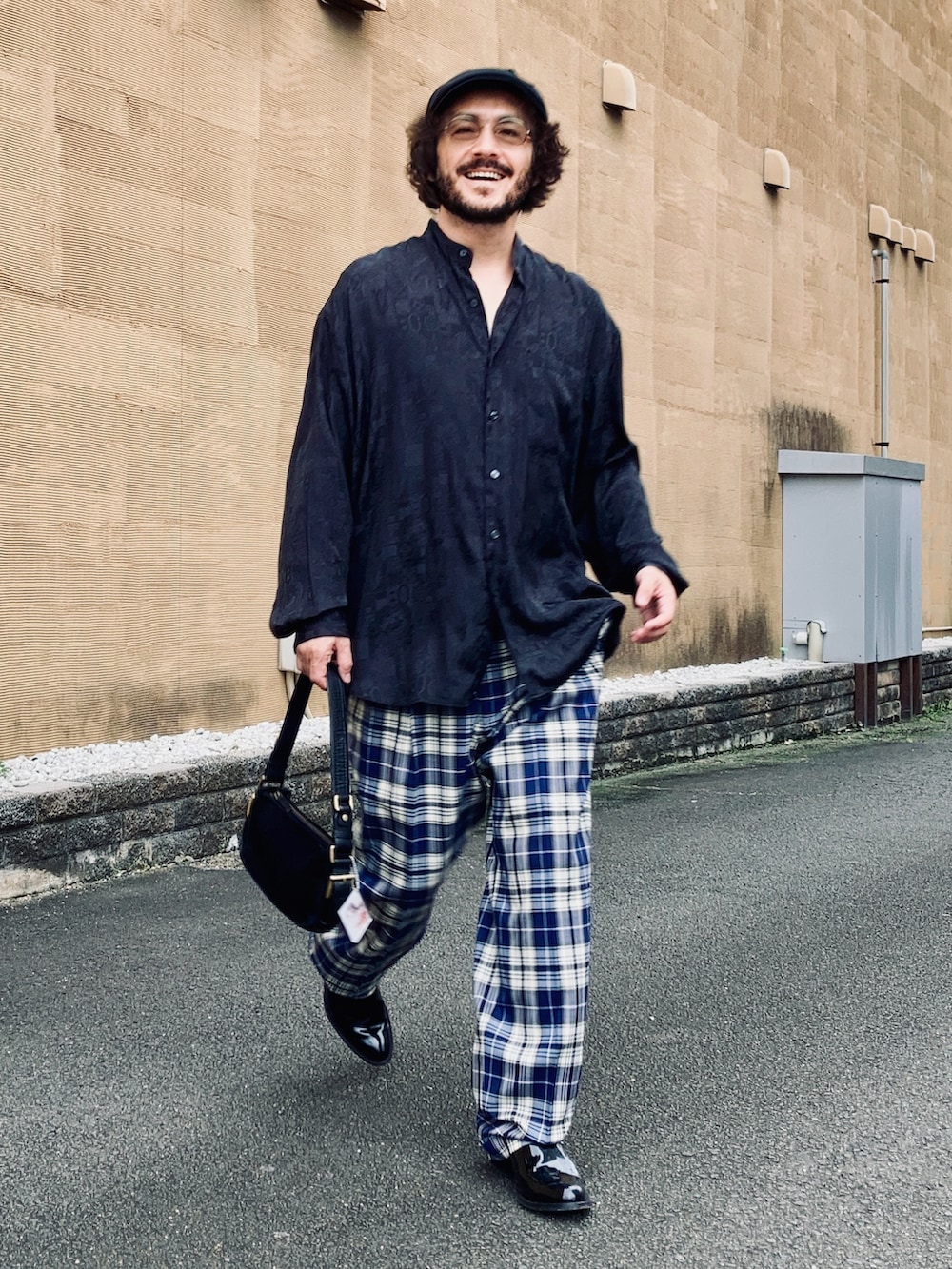「秋っぽコーデ更新中、秋服準備はじめました、秋服コーデ、秋コーデ、チェック、ブラック、ゆるコーデ、古着、チェックパンツ、スラックス、ブーツ、パテントレザー、シャツ、メンズファッション」｜「no brandのアイテム（シャツ/ブラウス、ブラック系）」を使った、koppaさん（メンズ・169cm）の秋コーディネートの2枚目の写真