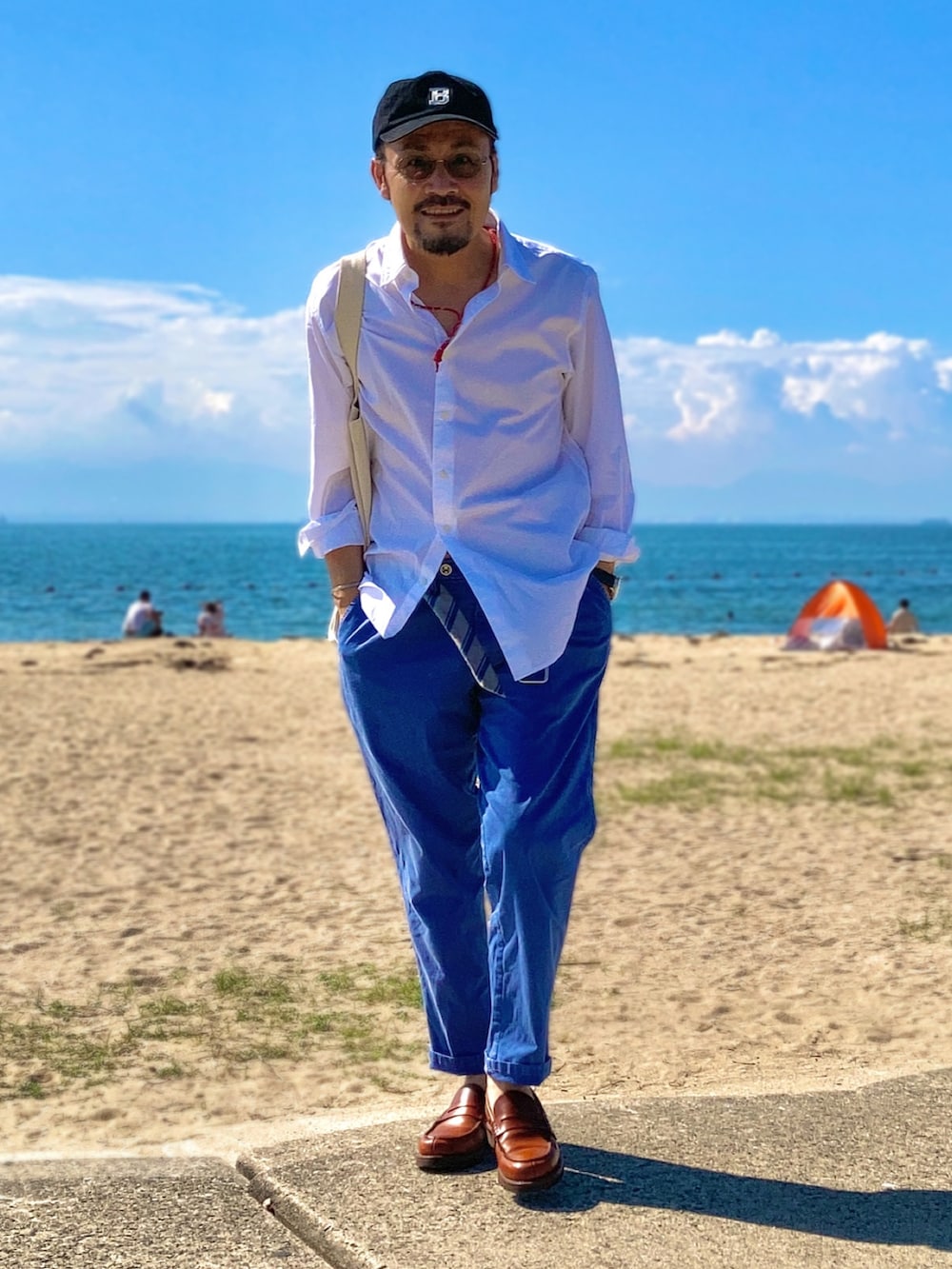 ホワイト系のシャツ/ブラウス、ブルー系のスラックス、ブラウン系のローファーを着用したメンズの秋コーディネートの2枚目の写真