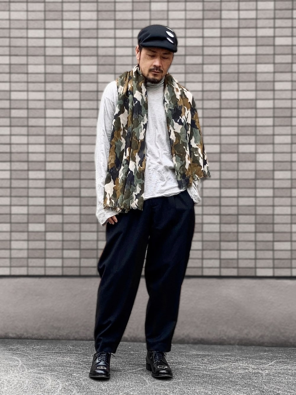 グレー系のTシャツ/カットソー、ブラック系のその他パンツ、ブラック系のドレスシューズを着用したメンズの春コーディネートの3枚目の写真