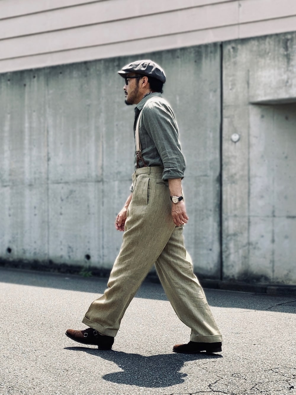 グリーン系のシャツ/ブラウス、その他のスラックス、ブラウン系のドレスシューズを着用したメンズの夏コーディネートの5枚目の写真