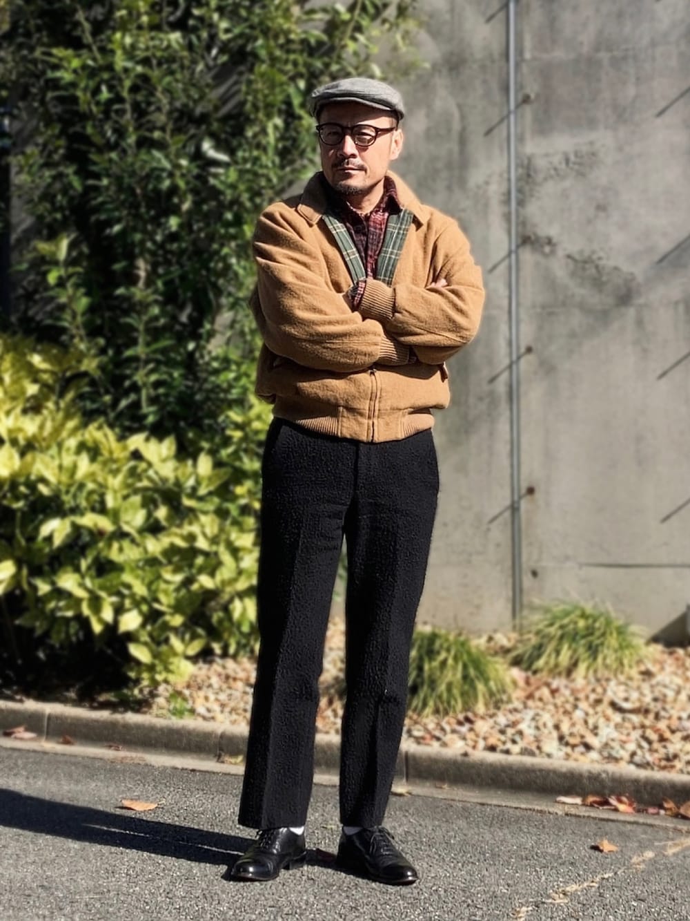 その他のシャツ/ブラウス、ブラウン系のブルゾン、ブラック系のスラックスを着用したメンズの秋コーディネートの3枚目の写真