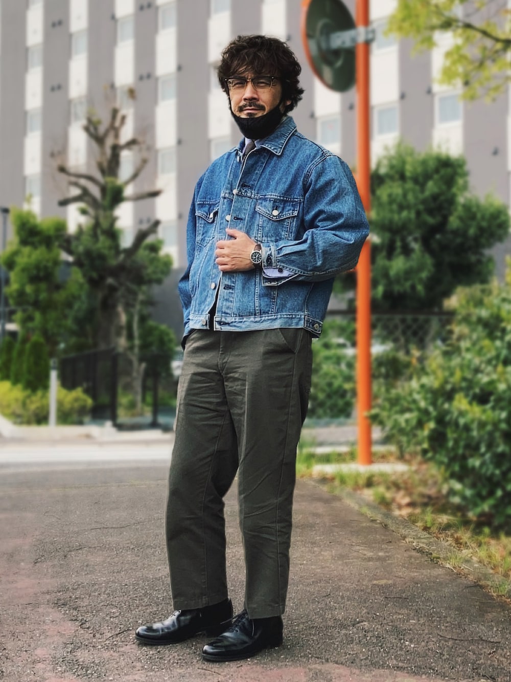 ブルー系のデニムジャケット、グリーン系のネクタイ、グリーン系のチノパンツを着用したメンズの春コーディネートの2枚目の写真