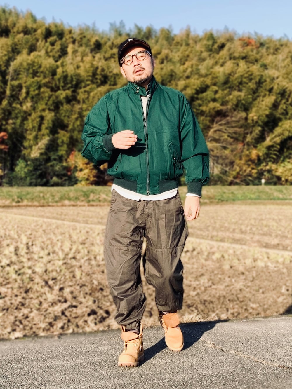 ホワイト系のシャツ/ブラウス、グレー系のスウェット、グリーン系のブルゾンを着用したメンズの秋コーディネートの3枚目の写真