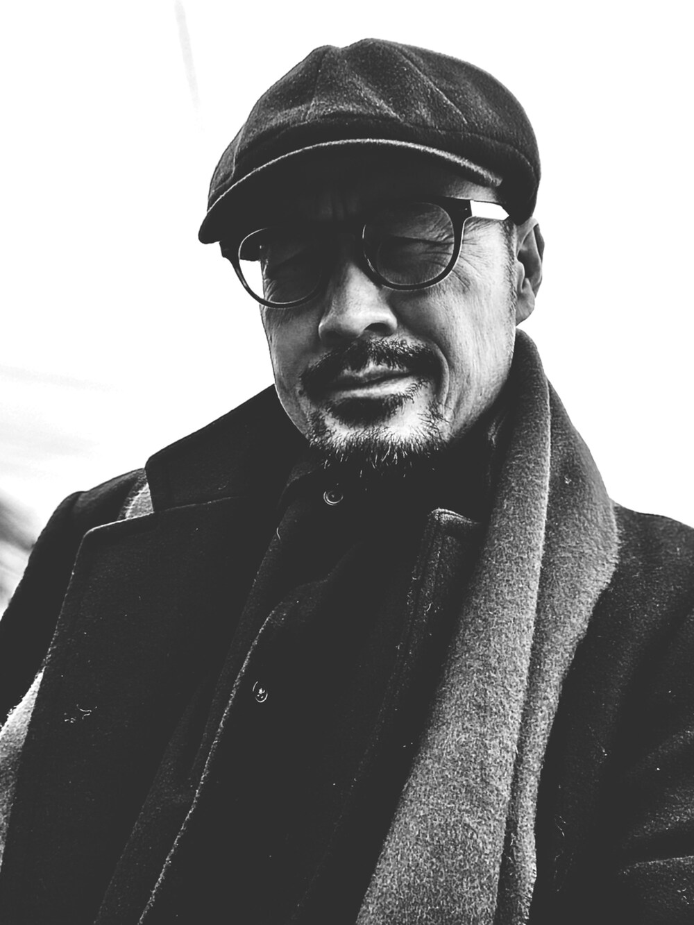 ブラック系のシャツ/ブラウス、ブラック系のテーラードジャケット、レッド系のカーゴパンツを着用したメンズの冬コーディネートの5枚目の写真