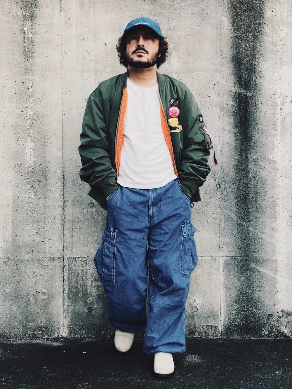 グリーン系のMA-1、ブルー系のカーゴパンツ、ベージュ系のブーツを着用したメンズの冬コーディネートの4枚目の写真