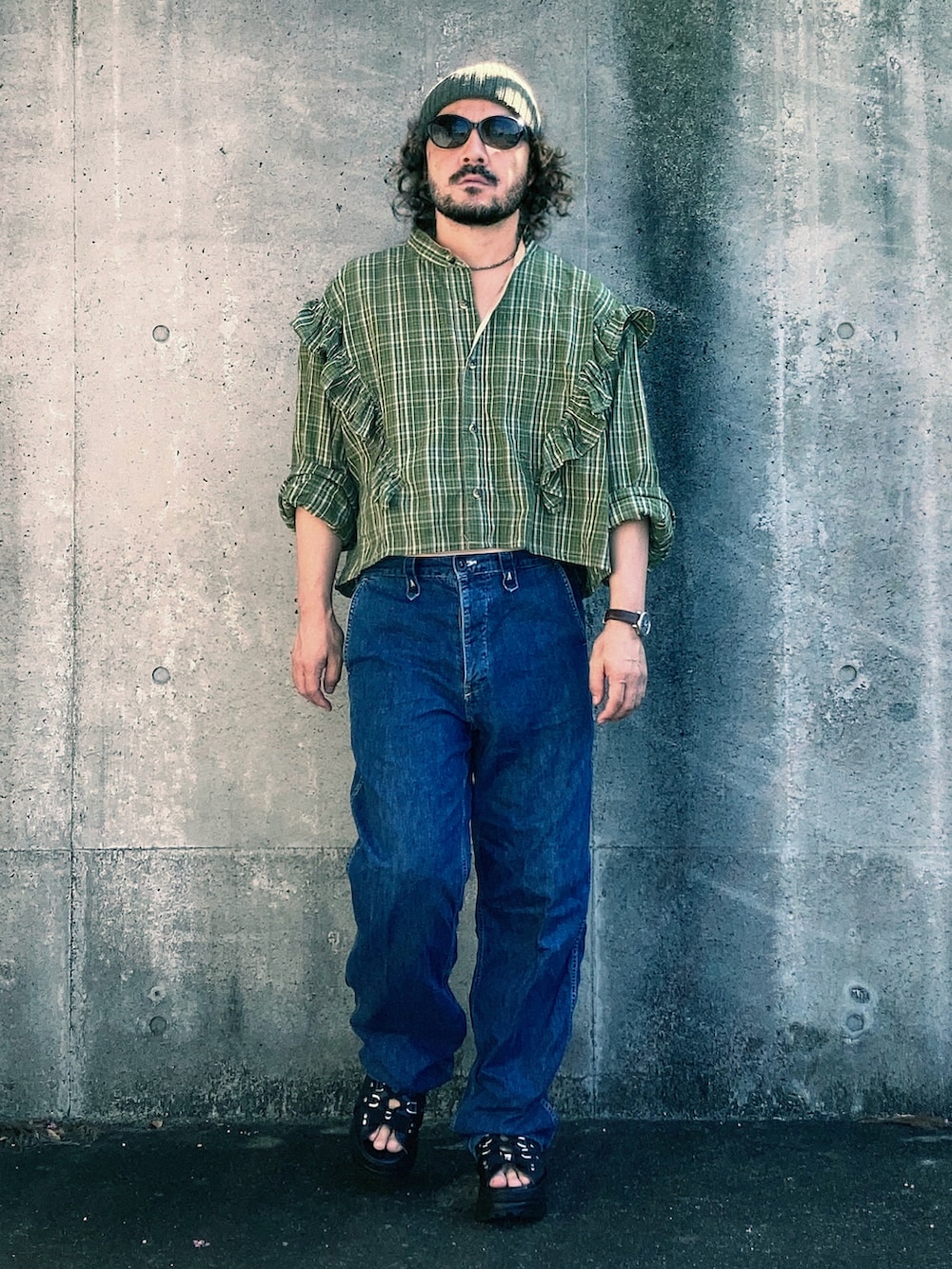 ブルー系のデニムパンツ、グリーン系のシャツ/ブラウス、ブラック系のサンダルを着用したメンズの夏コーディネートの2枚目の写真