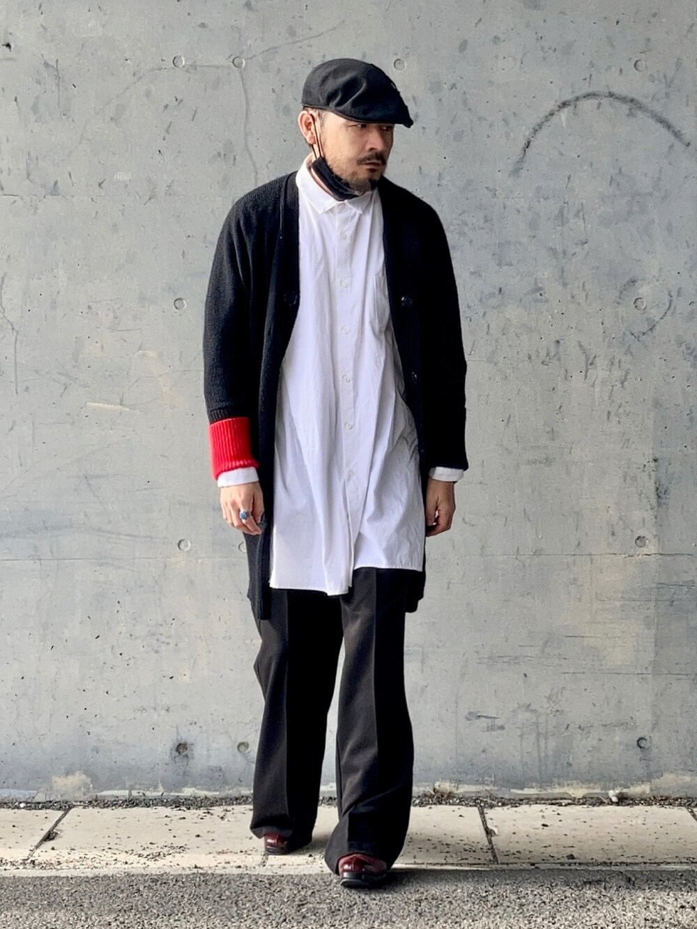 ホワイト系のシャツ/ブラウス、ブラック系のカーディガン/ボレロ、ブラック系のスラックスを着用したメンズの冬コーディネートの3枚目の写真