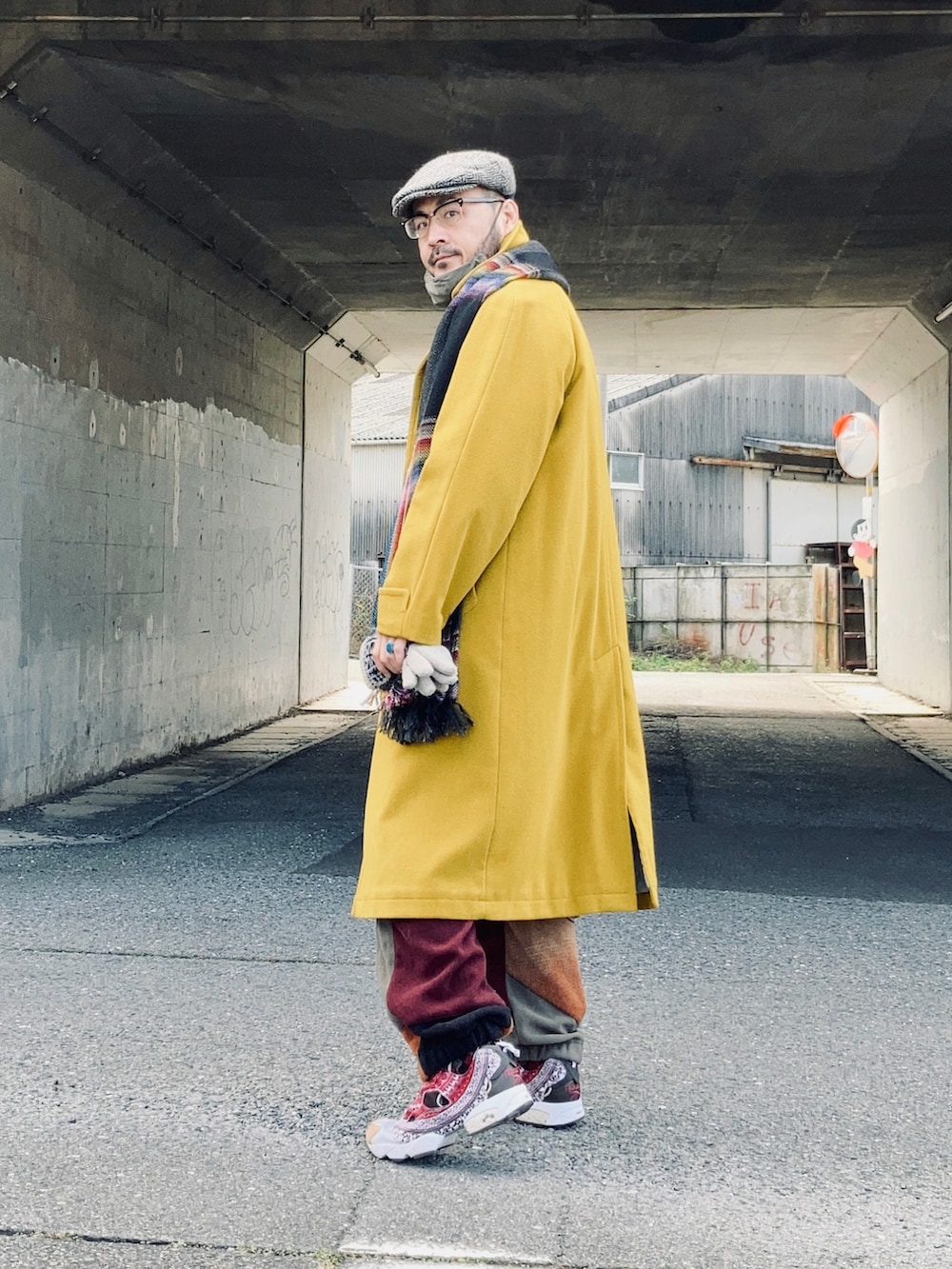 ブルー系のシャツ/ブラウス、イエロー系のステンカラーコート、その他のスウェットパンツを着用したメンズの冬コーディネートの3枚目の写真