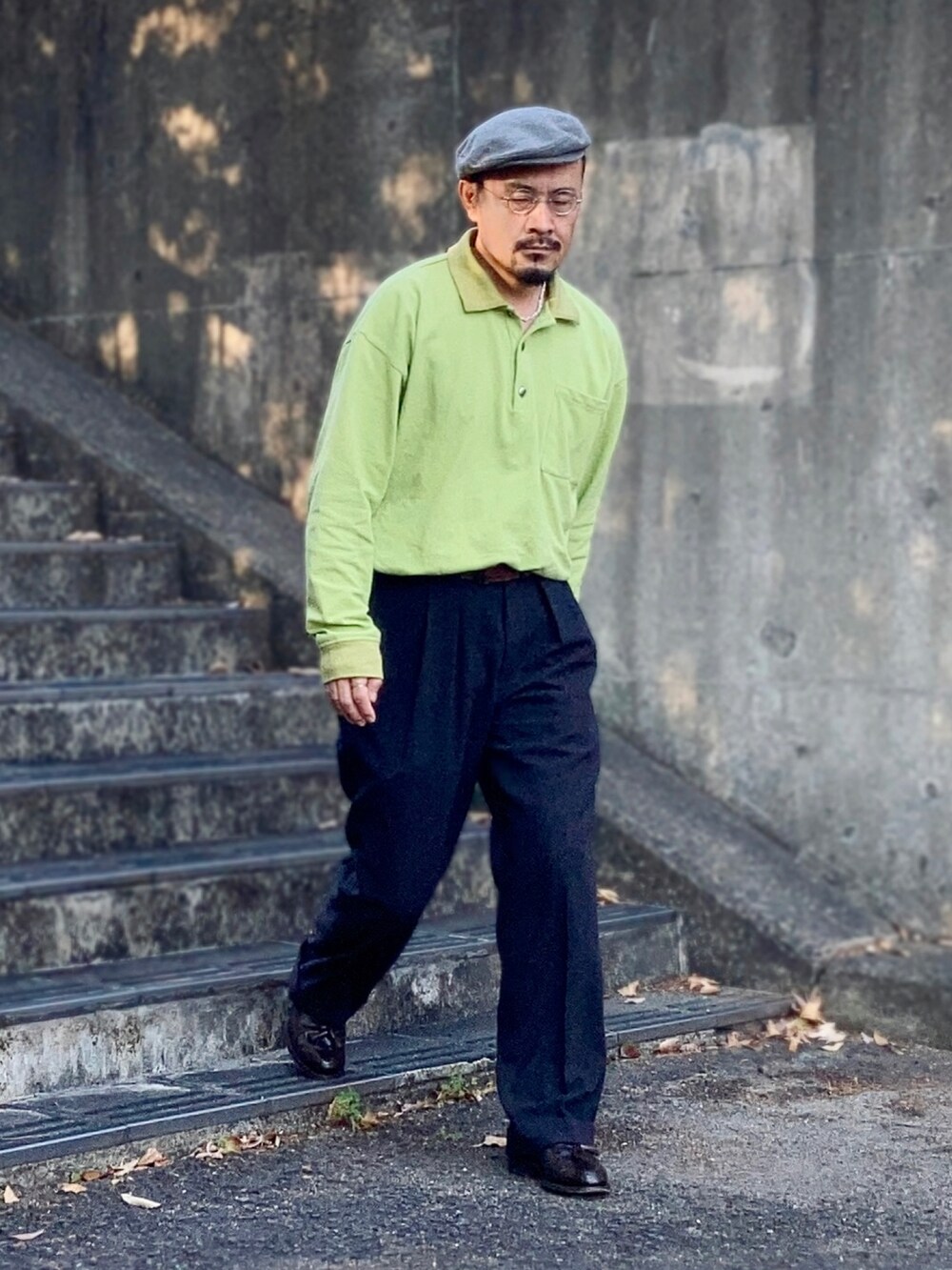 「ビタミンカラー、ポロシャツ、スラックス、休日スタイル、ハンチング帽、丸めがね、ローファー、淡色コーデ、ビッグシルエット、春夏コーデ、初夏コーデ、タックイン、ベルト、ネックレス、ストリート」｜「POLYPLOIDのPULL LONGSEELEVE C  size 3（ポロシャツ、グリーン系）」を使った、koppaさん（メンズ・169cm）の春コーディネートの3枚目の写真
