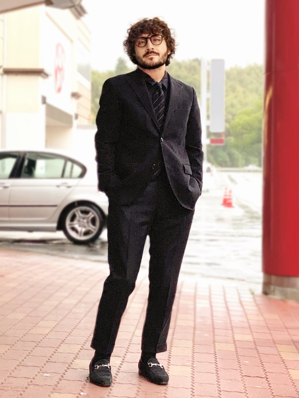 ブラック系のテーラードジャケット、ブラック系のその他パンツ、ブラック系のローファーを着用したメンズの秋コーディネートの2枚目の写真