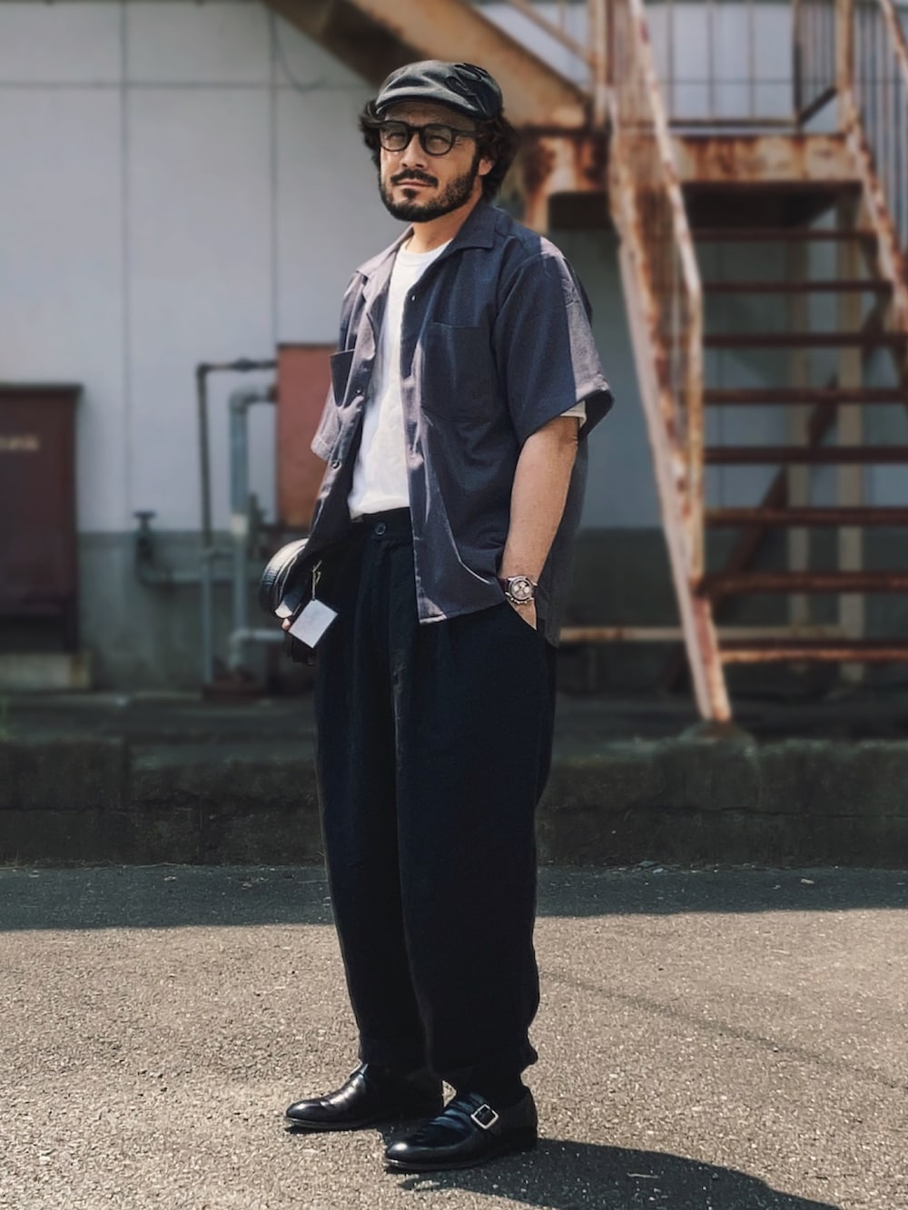 ブラック系のドレスシューズ、グレー系のシャツ/ブラウス、ホワイト系のTシャツ/カットソーを着用したメンズの夏コーディネートの2枚目の写真