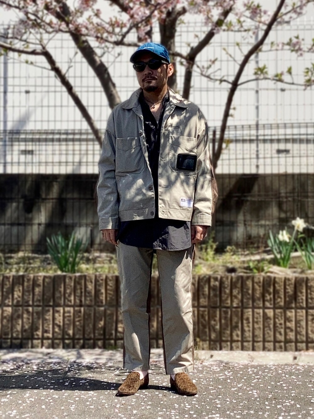 グレー系のシャツ/ブラウス、ベージュ系のその他アウター、ベージュ系のチノパンツを着用したメンズの春コーディネートの2枚目の写真