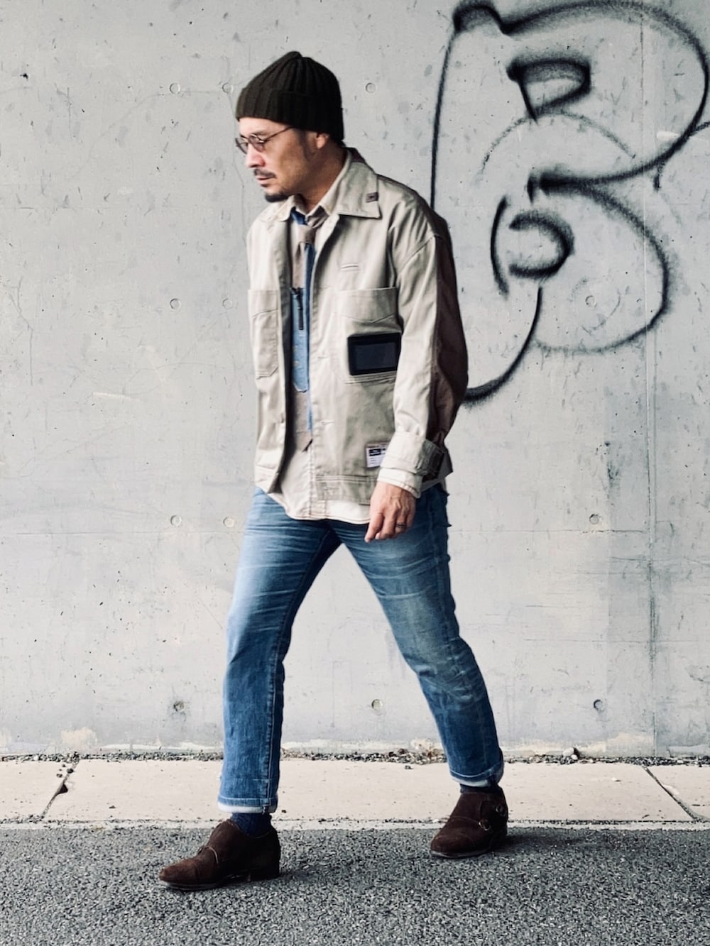 ベージュ系のシャツ/ブラウス、ベージュ系のその他アウター、ブルー系のデニムパンツを着用したメンズの秋コーディネートの4枚目の写真