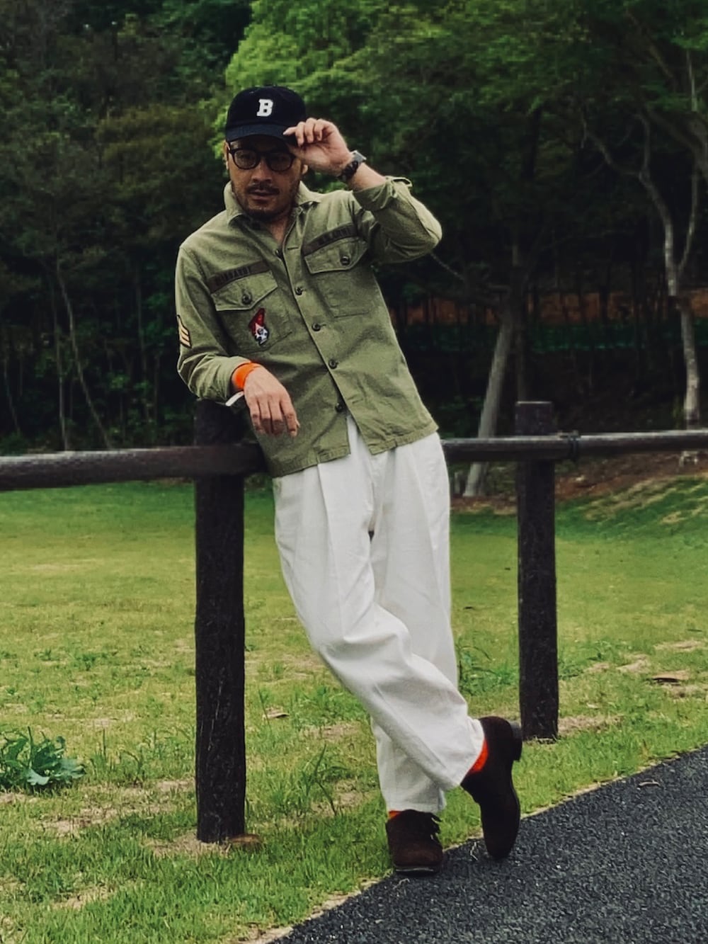 グリーン系のシャツ/ブラウス、ホワイト系のスラックス、ブラウン系のドレスシューズを着用したメンズの春コーディネートの2枚目の写真