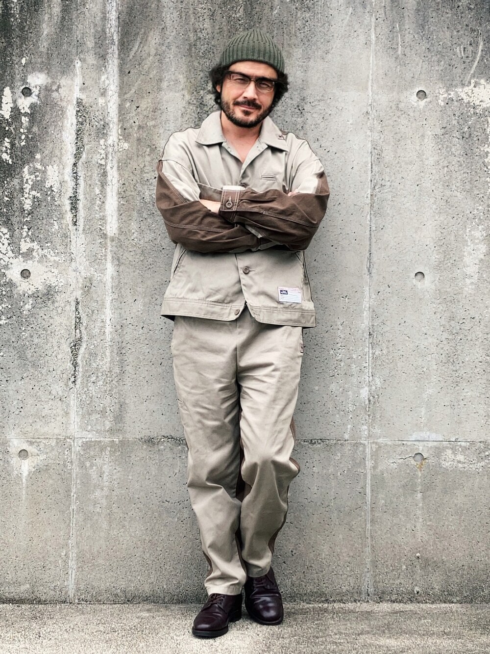 ベージュ系のその他アウター、ベージュ系のチノパンツ、レッド系のドレスシューズを着用したメンズの秋コーディネートの2枚目の写真