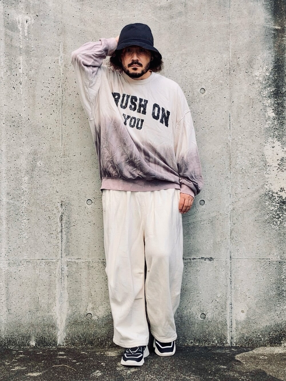 グレー系のスウェットパンツ、パープル系のスウェット、ブラック系のスニーカーを着用したメンズの秋コーディネートの3枚目の写真