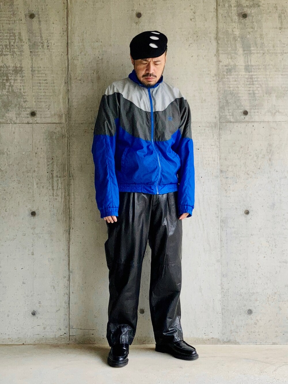 ブルー系のナイロンジャケット、ブラック系のその他パンツ、ブラック系のローファーを着用したメンズの秋コーディネートの4枚目の写真