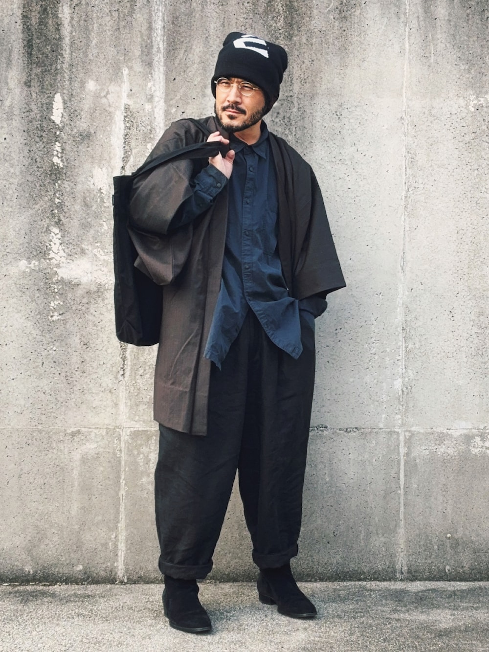 ブラック系のブーツ、グレー系のシャツ/ブラウス、ブラック系のその他パンツを着用したメンズの冬コーディネートの2枚目の写真