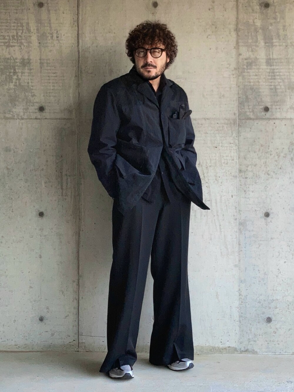 ブラック系のナイロンジャケット、ブラック系のシャツ/ブラウス、ブラック系のスラックスを着用したメンズの冬コーディネートの3枚目の写真