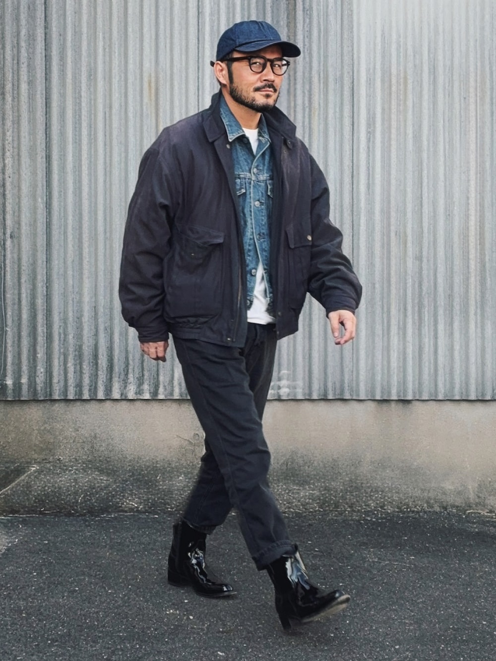 ブルー系のデニムジャケット、グレー系のブルゾン、ブラック系のデニムパンツを着用したメンズの冬コーディネートの2枚目の写真