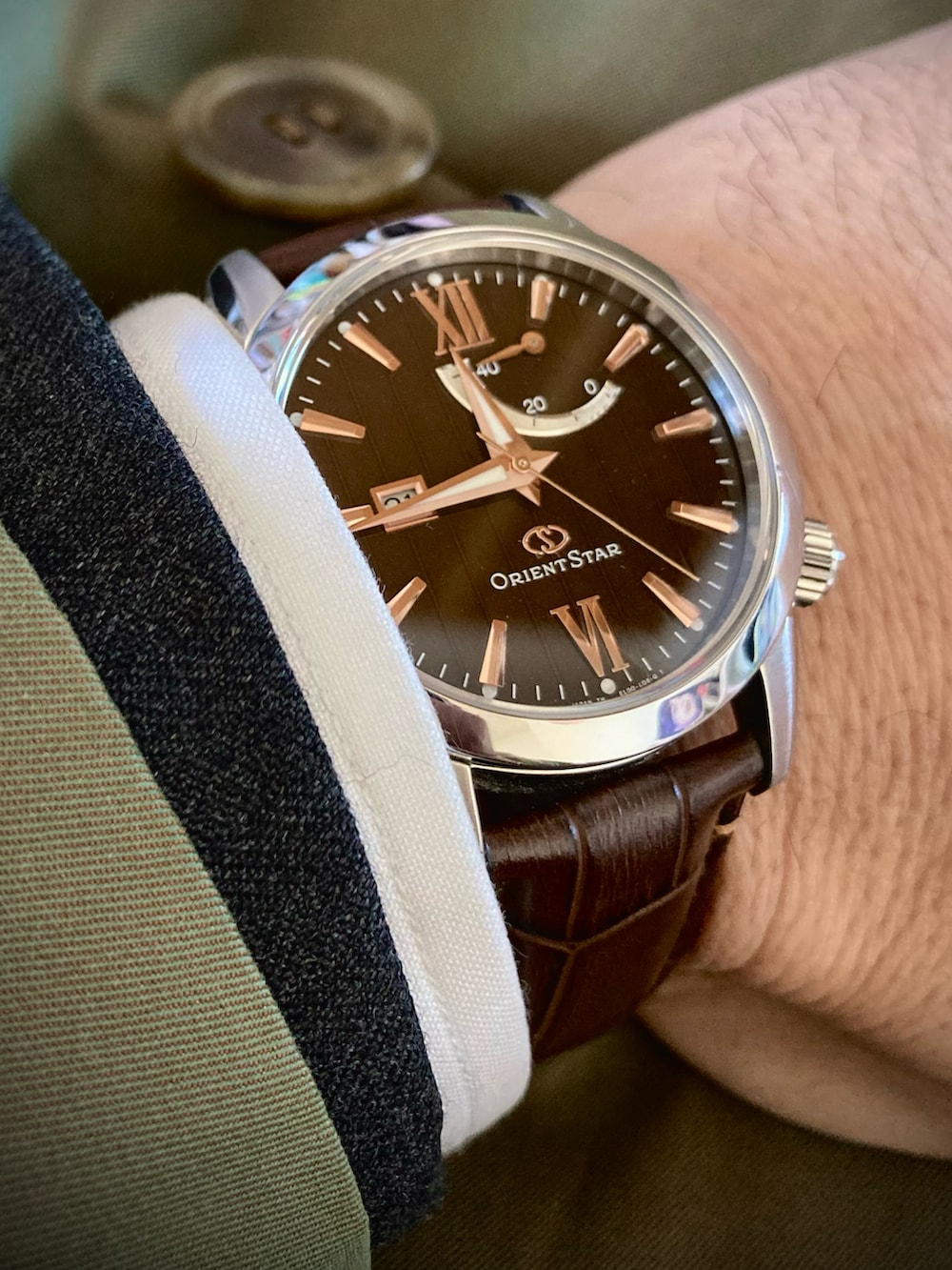 ホワイト系のビジネスシャツ、その他のステンカラーコート、グレー系のスーツセットを着用したメンズの冬コーディネートの3枚目の写真