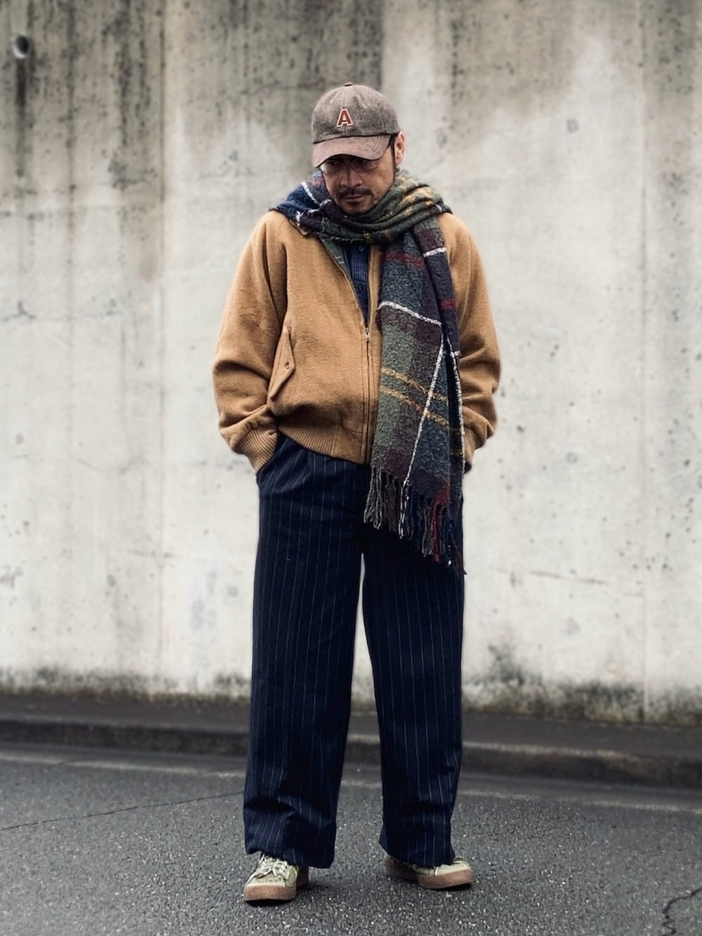 ブルー系のシャツ/ブラウス、ブラウン系のブルゾン、ブルー系のスラックスを着用したメンズの冬コーディネートの3枚目の写真